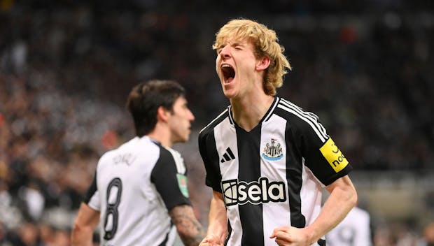 NEWCASTLE UPON TYNE, ENGLAND - FEBRUARY 05: Anthony Gordon of Newcastle United celebrates scoring his team's second goal during the Carabao Cup Semi Final Second Leg match between Newcastle United and Arsenal at St James' Park on February 05, 2025 in Newcastle upon Tyne, England. (Photo by Stu Forster/Getty Images)
