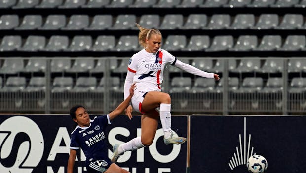 PARIS, FRANCE - DECEMBER 07: Froya Dorsin of Paris Saint-Germain and Fiona Liaigre of Paris FC battle for possession during the D1 Arkema match between Paris FC and Paris Saint-Germain at Stade Charlety on December 07, 2024 in Paris, France. (Photo by Aurelien Meunier/Getty Images)